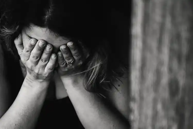 一个人伤心流泪的图片