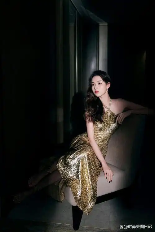 青年演员王玉雯身着黑色不规则礼服裙现身红毯,浪漫气息与明媚摩登