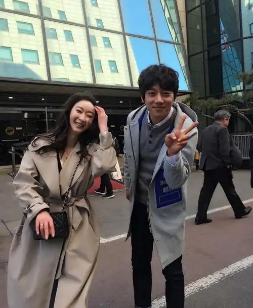 [黄致列][分享]170307 黄致列上班与路人合影不停 "亲切列"名不虚传