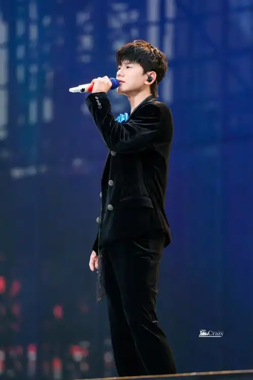 张杰超话#张杰未live开往1982巡回演唱会#  穿上西装  带上胸花  送入