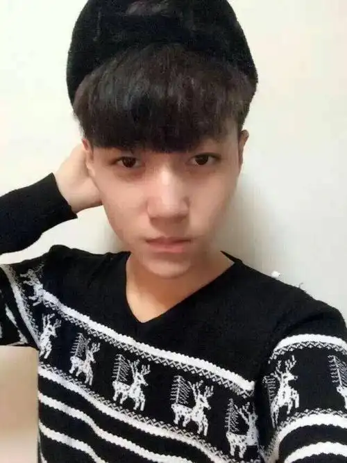 14岁男生初中男生发型 上面头发7厘米左右,前面刘海刚做完软化 下面有