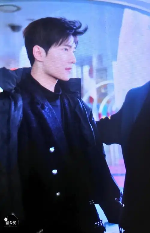 杨洋出席央视春晚第六次联排 总裁范儿造型下笑容甜度满分