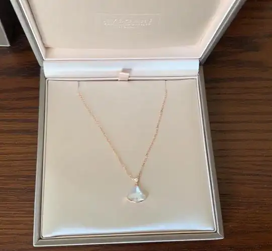 出一条宝格丽白色小贝壳项链