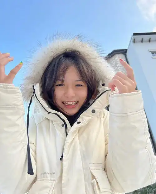 11岁刘楚恬近况曝光,撞脸杨幂仙气藏不住,盛世美颜被网友称赞__财经