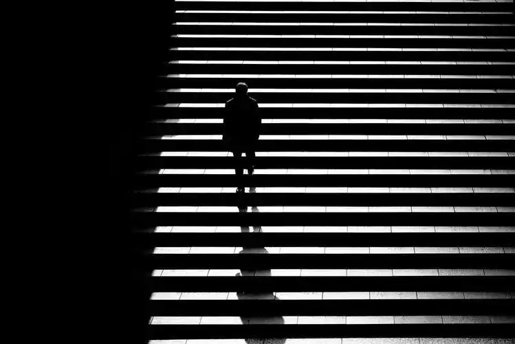 他的作品总是会出现一个人孤单单的身影,他的黑白照片饱含情绪,又令人