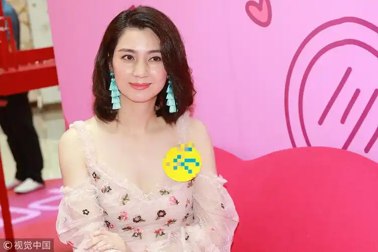 洪欣穿低胸装秀好身材 拒绝回应与张丹峰婚变传闻