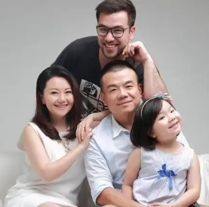 著名主持人吉雪萍,嫁富豪老公幸福美满,一女一儿凑成了一个好字