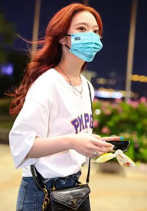 张紫宁身穿白色字母短袖牛仔裤,青春洋溢,魅力动人!