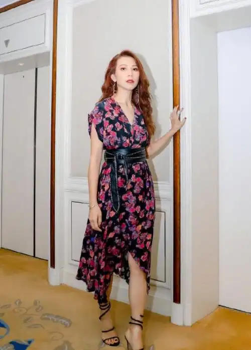 蔡少芬48岁了还扮嫩穿一身土味印花装居然不俗反而气质惊艳