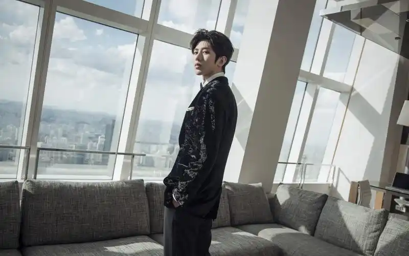 蔡徐坤西装帅气高清图片桌面壁纸