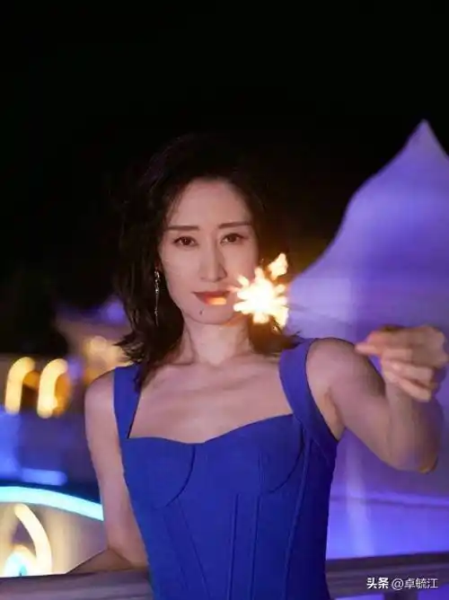 刘敏涛夏日写真曝光 着宝蓝色吊带长裙身材婀娜_女性_魅力_画面