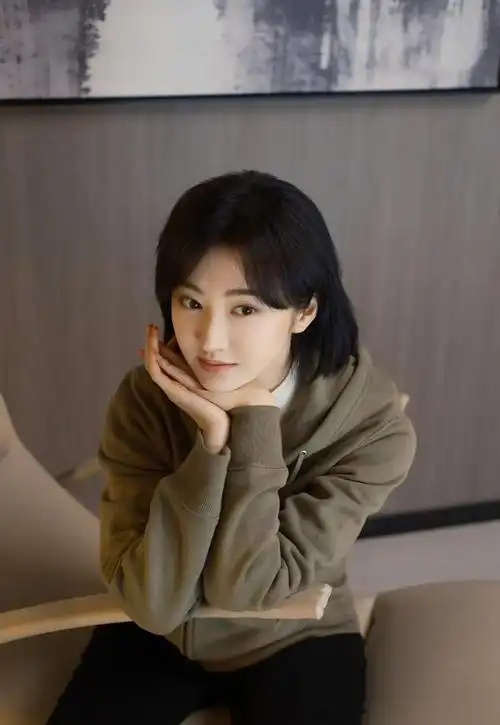 美女演员景甜今日最新营业照出炉啦短发也好美