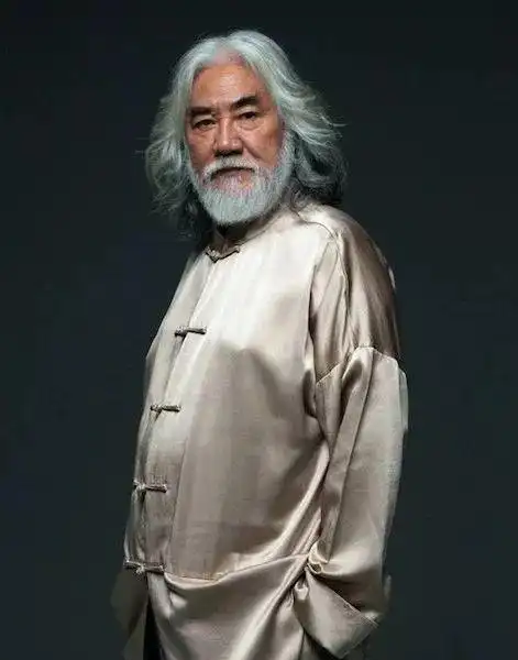 70岁张纪中开直播带货,小30多岁娇妻气色很好,网友:以为是爷孙