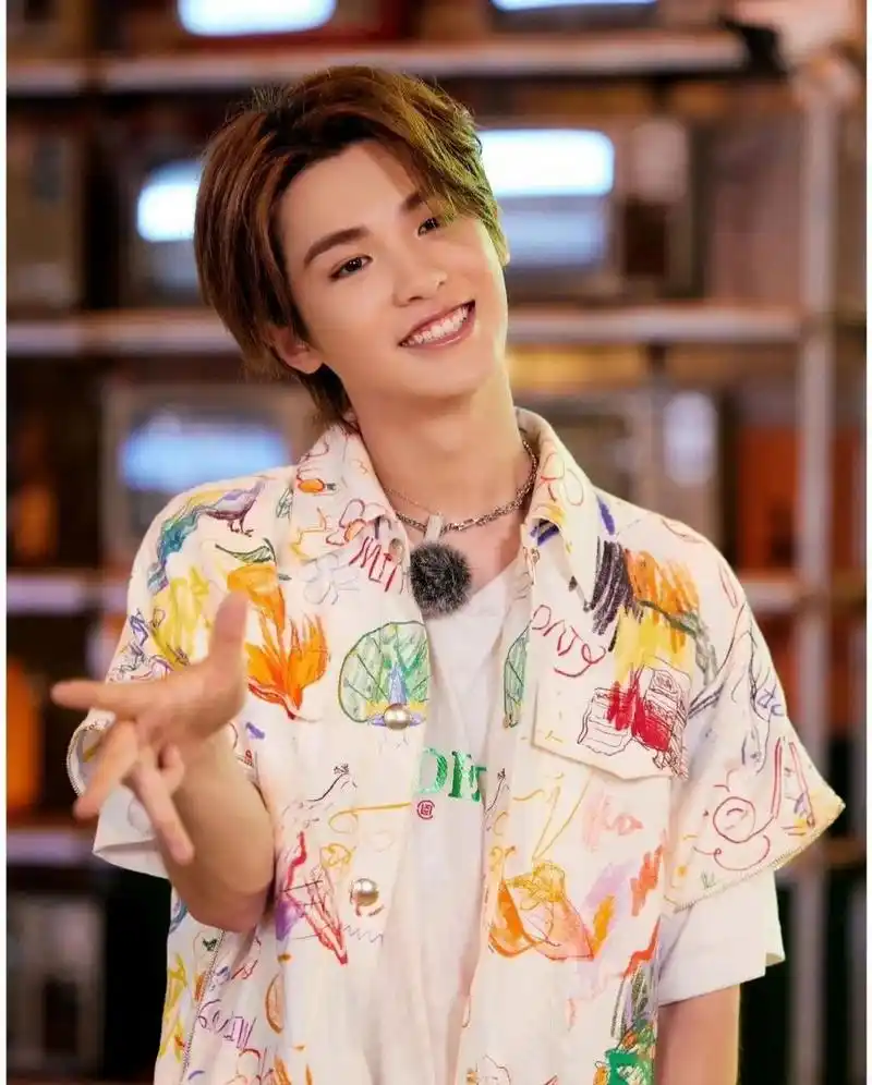 挑战一天了解一位明星--黄明昊 【基本介绍】 姓名:黄明昊(justin)