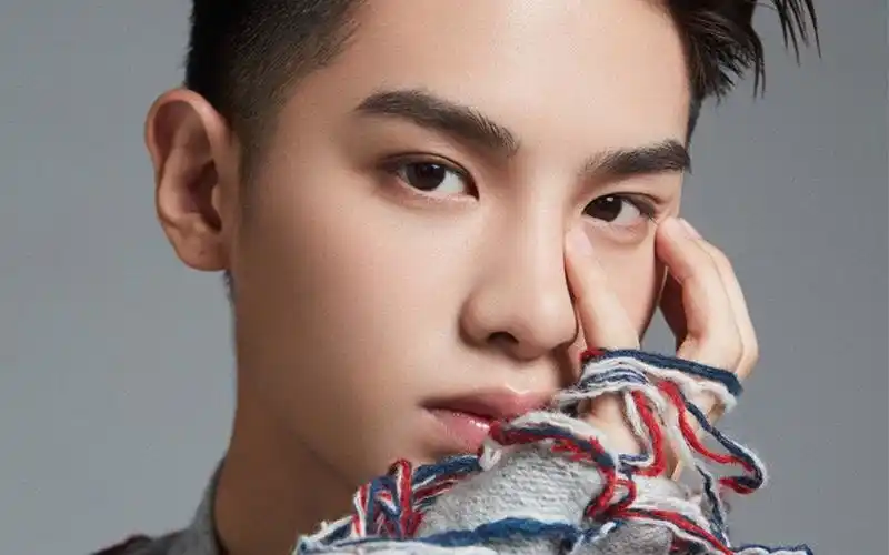 黄明昊帅气杂志写真桌面壁纸 - tt98图片网