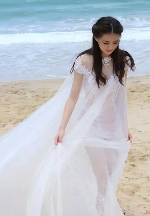 徐璐在海边拍摄大片,身穿单层纱裙,甜美养眼,外表清纯,身材不凡!