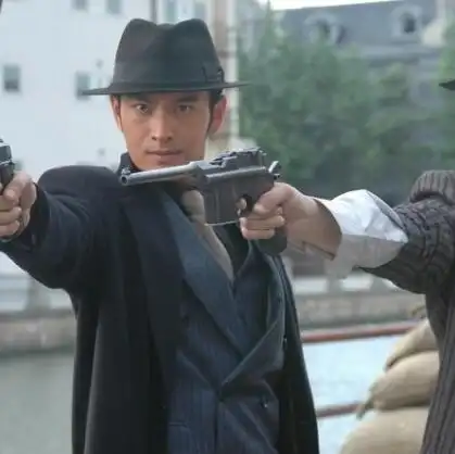 在这部电视剧里,"许文强"从《上海滩》中的黑道枭雄变成了一位爱国