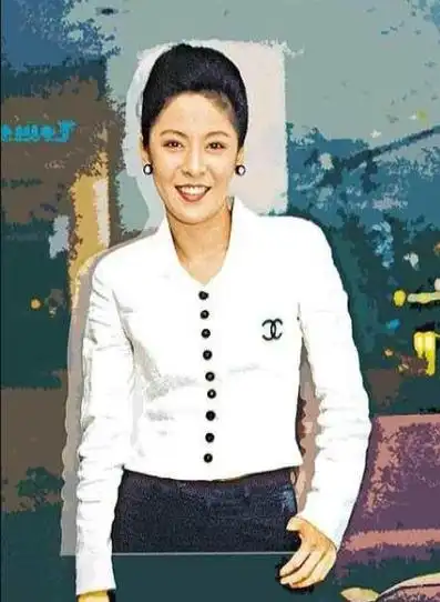 这都因为她的丈夫向华强在香港影坛地位显赫.