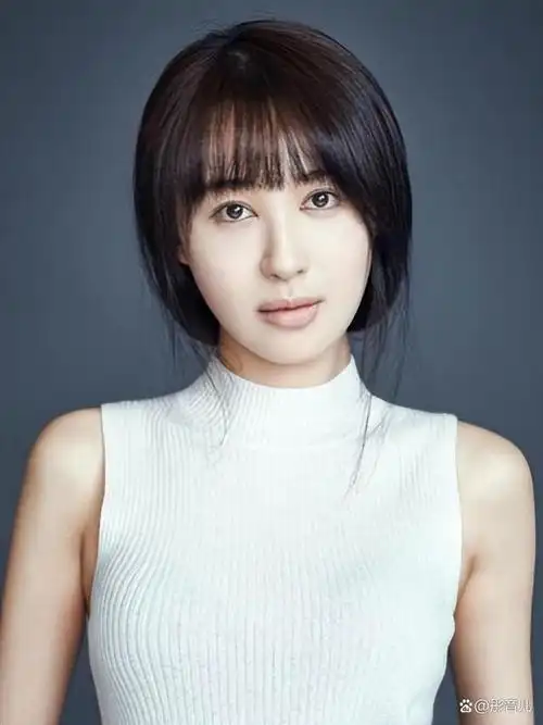 中,黄晓明扮演的韦小宝拥有7个老婆,却对曾柔的扮演者李菲儿情有独钟