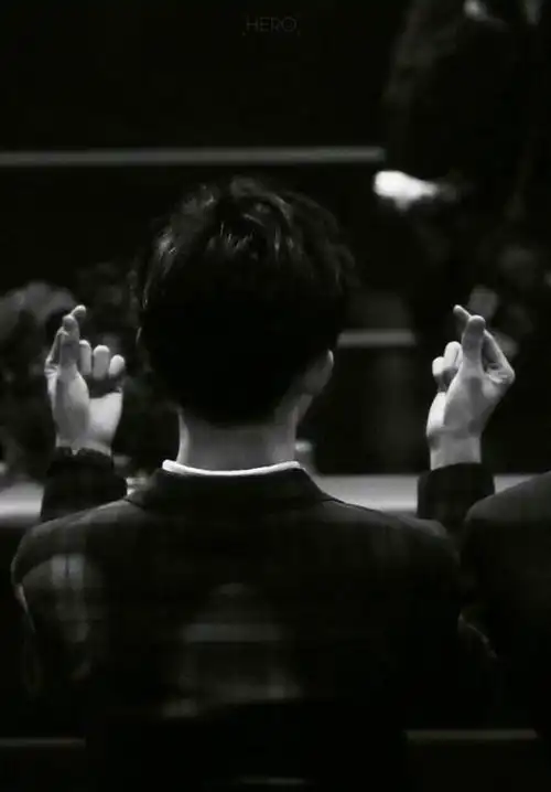 易烊千玺偷偷比心好可爱啊