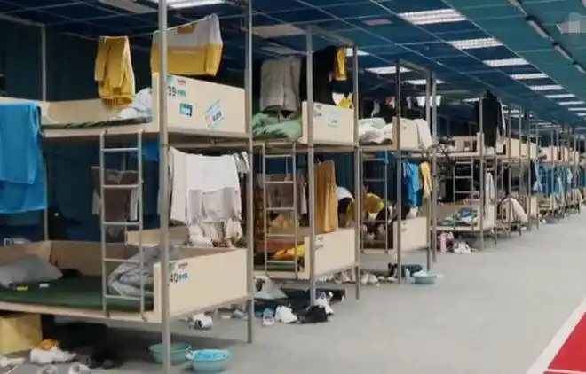 最近《创造营2019》官博就首度公开了百人宿舍生活,近日导演就突袭了