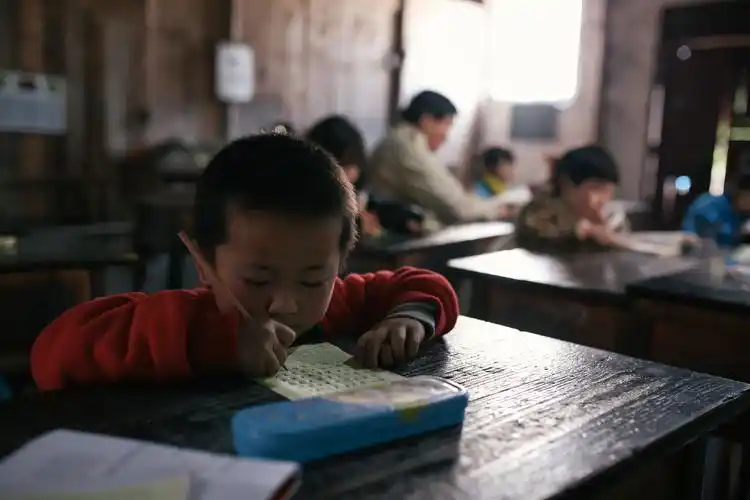 教室的后面有一些画报和小人书,大都是一些游客留下的,还有一些是每年