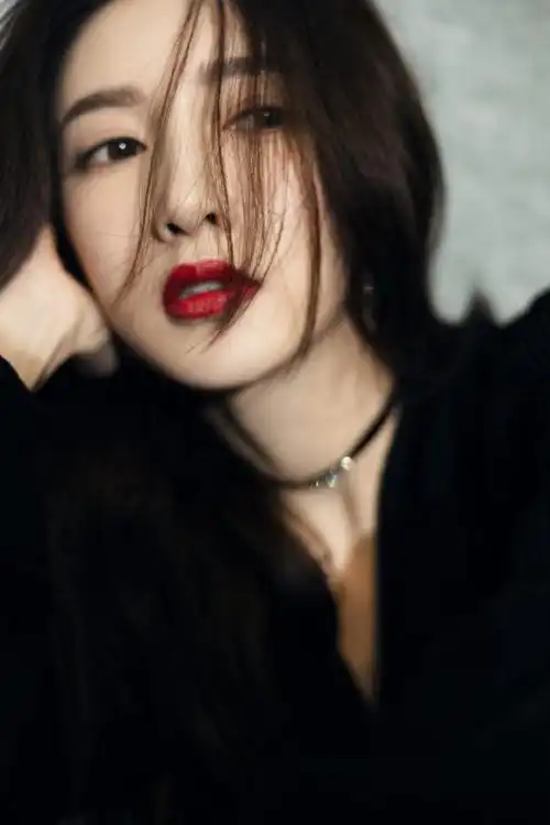 江疏影穿黑衣涂红唇发丝飞扬风情撩人