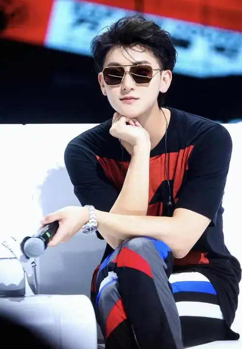 黄子韬牛仔外套内搭白色连帽卫衣(时尚气息满满尽显帅气)-造名服