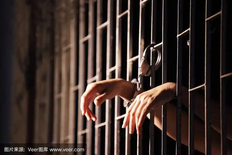 以监狱囚犯的手为背景.