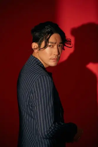 张博复古大片曝光 硬朗帅气玩转怀旧潮流