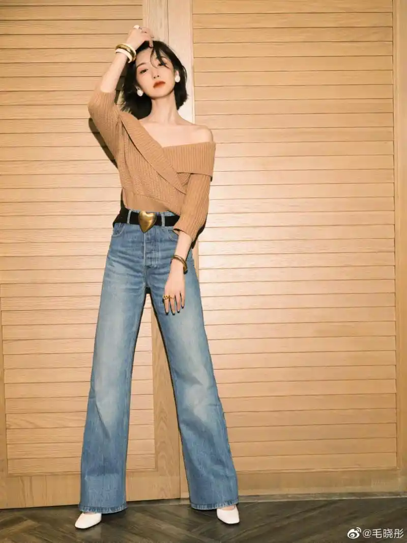 毛晓彤新造型好圈粉,露肩毛衣搭牛仔裤,时髦优雅还显气质