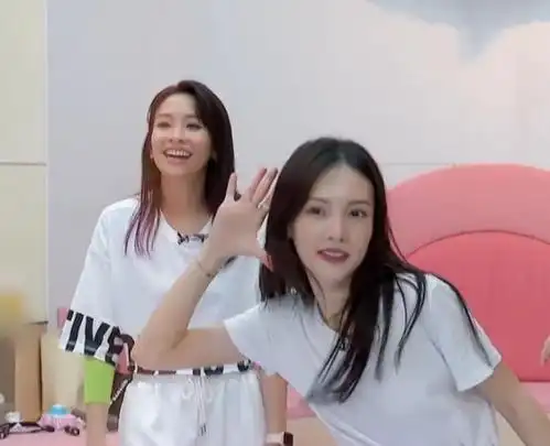 金晨与李斯丹妮挽手散步,当街搂抱显闺蜜情深,露小蛮腰太吸睛