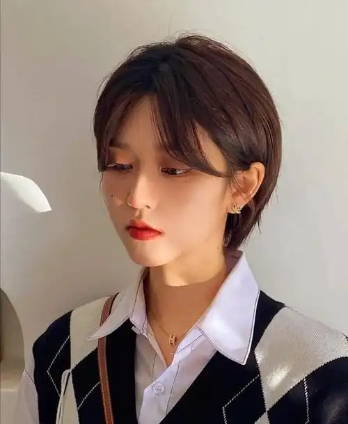 流行"露耳短发",这4个发型特别时尚,可甜可盐,更显年轻