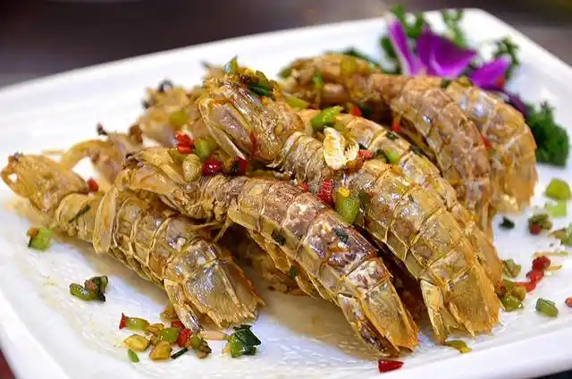 杂鱼酱油水,这是厦门大排档很经典的菜,好多条不同品种的小鱼整齐排放