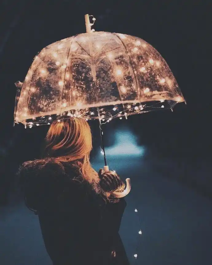 一个人夜晚想哭的伤感说说,句句戳心,让人读到心碎!