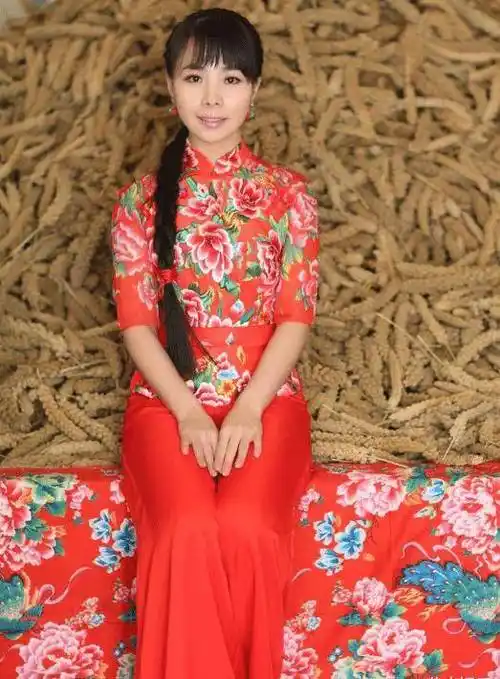 王二妮和经纪人结婚,费劲努力成为一级演员,最后也是放弃名利_李飞