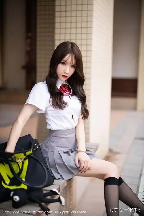 00后带火了一种新时尚百褶裙长筒袜清爽可人的学生装
