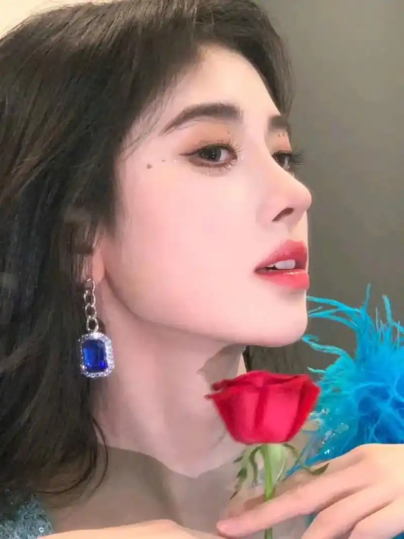 鞠婧祎 可爱的小仙女#闪闪发光 #鞠婧祎绿色波光公主裙造型 - 兑趑