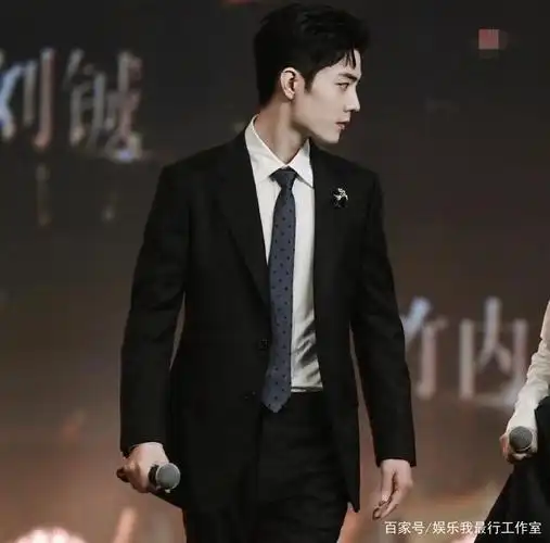 肖战走红毯大背头黑西装帅出新高度,可一个小动作又让网友笑了