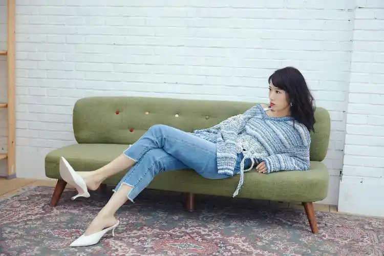 被李念的"波点裤"美到,搭配v领白衬衫,少女感堪称阔太圈top