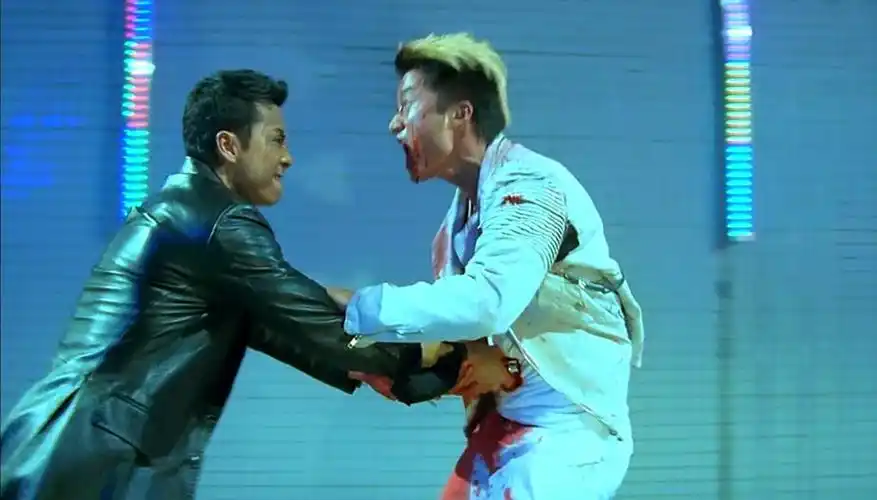 吴京被他打断两条肋骨,倒在地上疼得直翻滚,却不敢对此说些啥_甄子丹