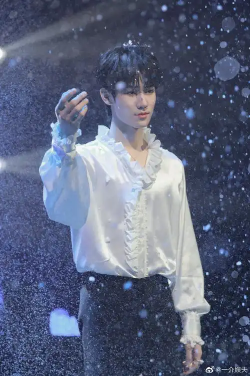 张真源音乐分享会白衬衣造型##张真源音乐分享会舞台饭拍