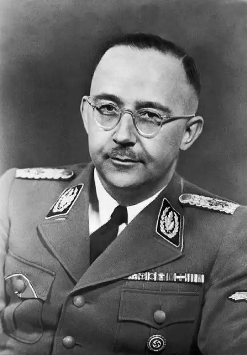heinrich himmler, i>1900年10月7日一1945年5月23日 /i>),纳粹德国 a