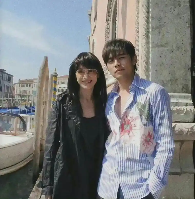 周杰伦和薛之谦18年前的合照,女薛之谦长相相似度惊人