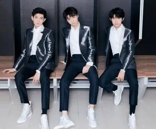 tfboys在家发自拍:同穿大白t不算啥,看到发型,网友笑出声_王源_王俊凯