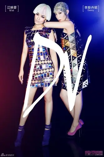 组图:江映蓉李斯丹妮性感镂空金属装秀身材