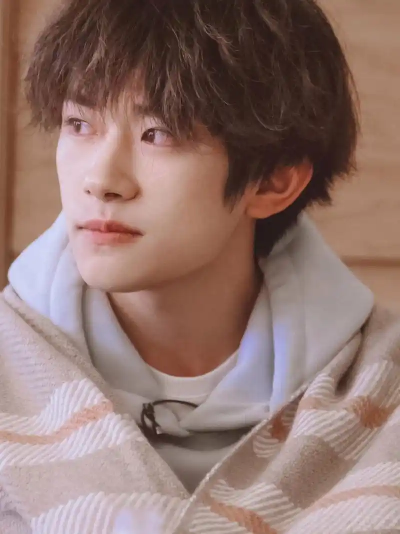 收集易烊千玺的笑容,手机高清壁纸 玺子笑起来太治愈了 	 图片来自