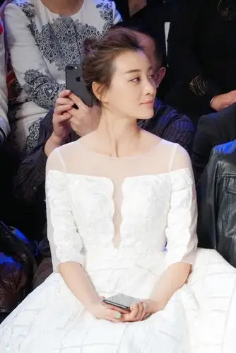 徐梵溪出席国际时装周 柔美靓丽气质优雅(组图)