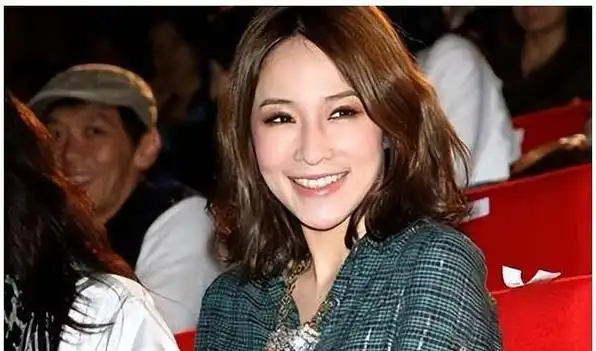 19年换17个男朋友43岁的音乐女王萧亚轩脸蛋变化大