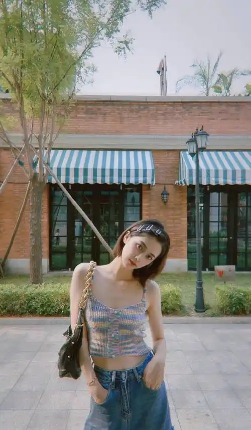 奚美丽现年29岁,毕业于北京电影学院,是一位演员,参演过超过10部的